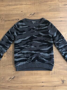 Barefoot Dreams Black & Gray Patterned Crewneck